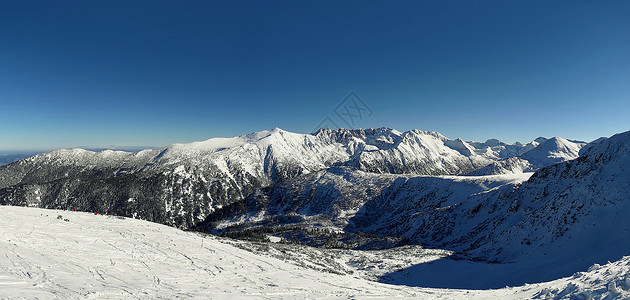雪覆盖了皮林山冬季全景高清图片