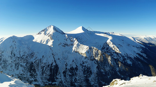 保加利亚斯科,皮林山覆盖着雪的冬季全景高清图片