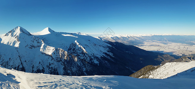 保加利亚人皮林山顶山脊的全景寒冷的雪冬晴朗的蓝天背景