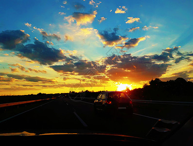 难忘的旅程与辆汽车匈牙利公路上相遇,壮丽的日落背景图片