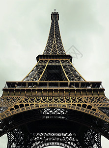 靠近法国巴黎埃菲尔铁塔图片
