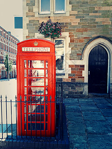 传统的英国红色电话亭吉德尔附近的街道上,北安普敦,英国图片