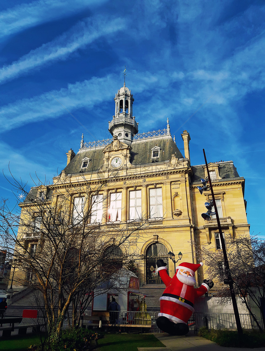 诞节期间,与诞老人气球花园里观看阿斯尼雷斯苏西恩市政厅大楼的立晴天美丽的蓝天,法国巴黎西北郊区图片