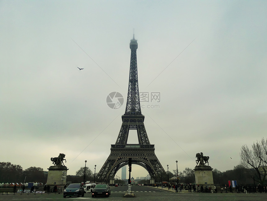 著名的巴黎地标埃菲尔铁塔景观街道图片
