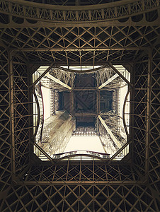 法国巴黎埃菲尔铁塔下同的几何形状图案钢结构图片