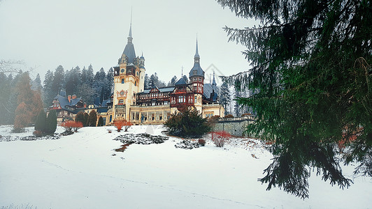 冬天的季节,罗马尼亚,喀尔巴阡山,西尼亚的佩莱斯城堡的景色图片