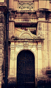 博尔迪安努进入之内带着铁饰的金属门,进入个古老的哥特式教堂背景