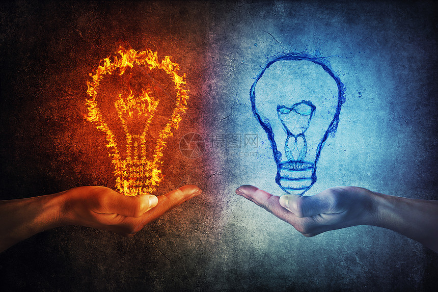 两只手着燃烧飞溅的灯泡灰色的背景上思维交流理念伙伴关系业务理念火水的象征图片