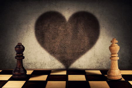 黑皇后白王棋子站前,互相投下他们的影子,变成墙上的颗大心脏爱的象征,可能的关系,结的背景图片