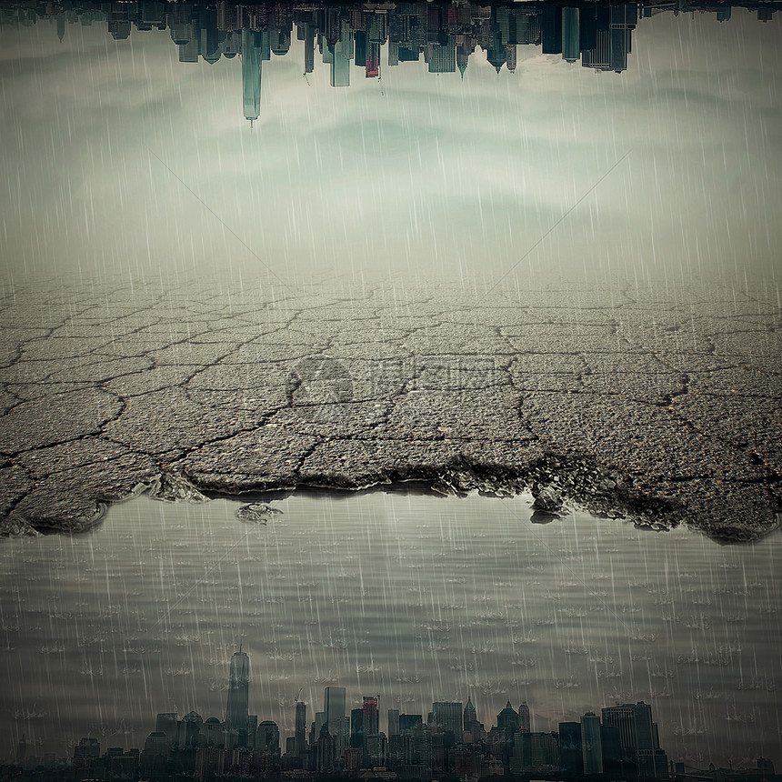 超现实主义的形象与个城市反映个坑坑洼洼的裂缝沥青破碎的路上个脏水坑图片