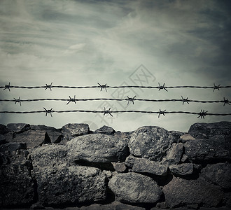 监狱的石墙围栏,铁丝网高清图片
