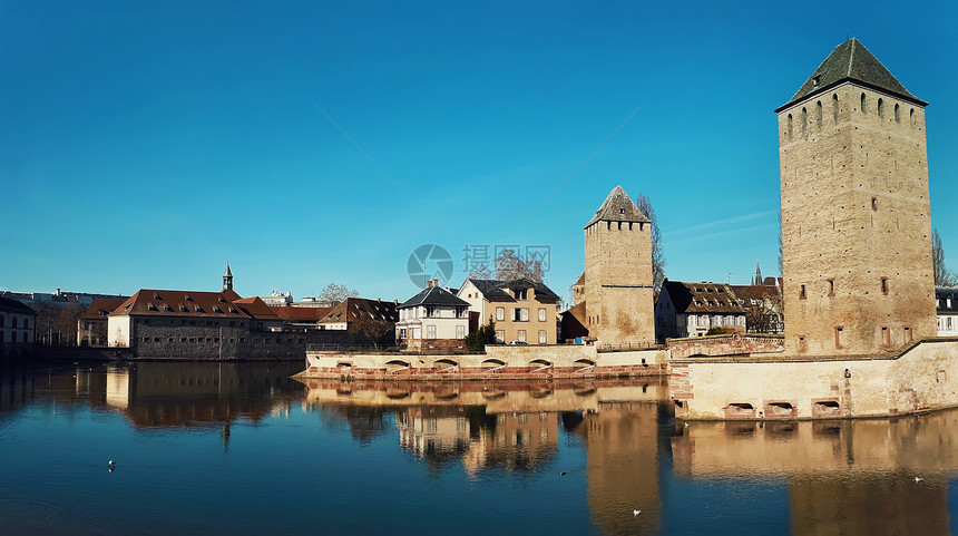 位于历史悠久的小法国地区中世纪桥塔图片