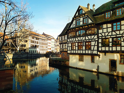 传统的半木房风景如画的运河拉小的法国,中世纪童话小镇斯特拉斯堡,联合国教科文世界遗产遗址,阿尔萨斯,法国背景图片