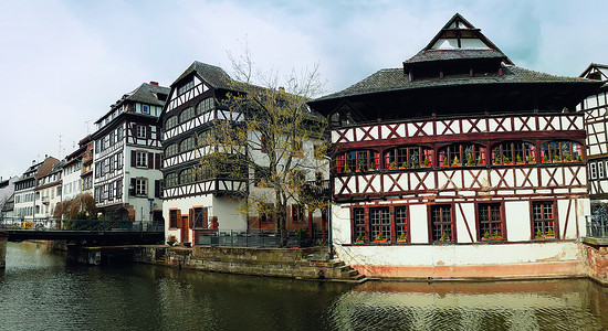 传统的木材框架房屋,Fachwerk建筑风景如画的运河拉佩蒂法国,中世纪童话镇斯特拉斯堡,联合国教科文遗产,阿尔萨斯,法背景图片