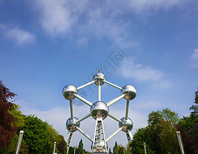 原子球塔著名的原子地标的树木小巷蓝天背景布鲁塞尔,比利时背景
