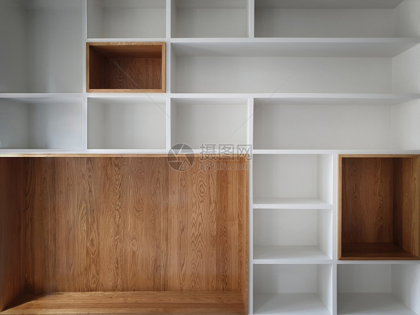 空衣柜架子背景现代木制衣柜,美丽的白色棕色室内合,抽象的形状图案图片