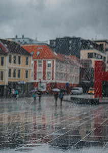 城市雨的抽象背景模糊的背景,专注于雨城市里的雨图片