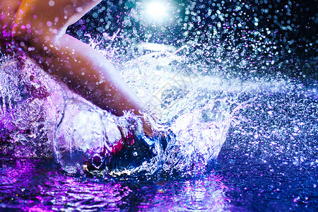 水鞋子素材女人水上跳着大溅的水花腿鞋子特写雨水滴工作室女人水上跳跃背景
