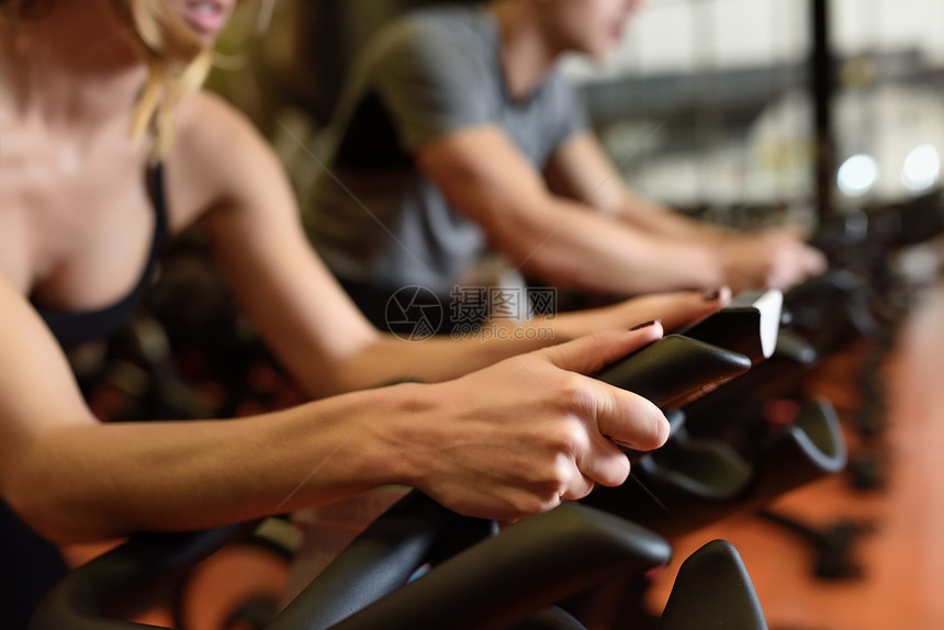 两个人健身房骑自行车,锻炼腿,氧运动,骑自行车夫妇课上穿着运动服图片