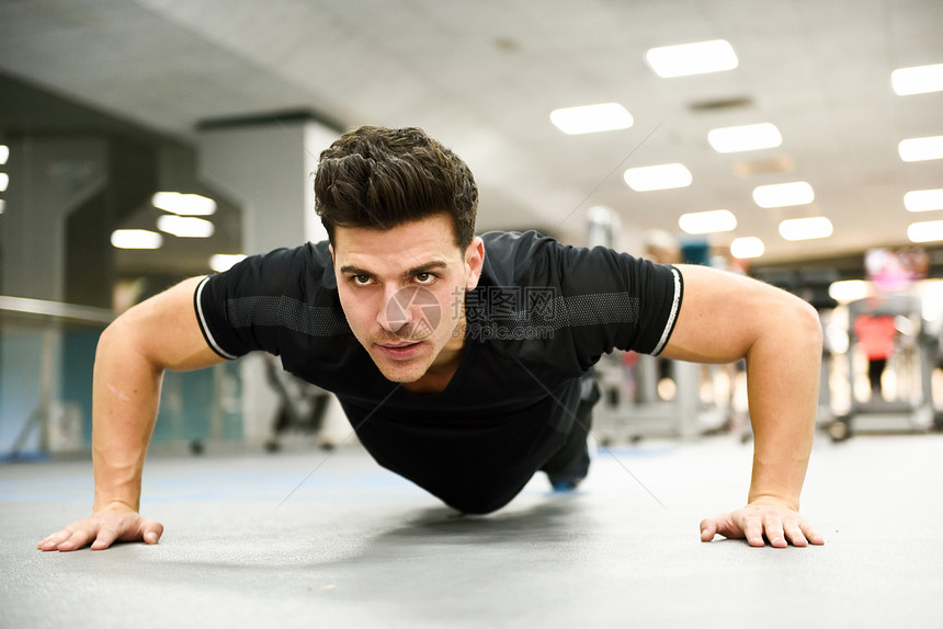 吸引力的男人健身房俯卧撑穿着运动服的家伙图片