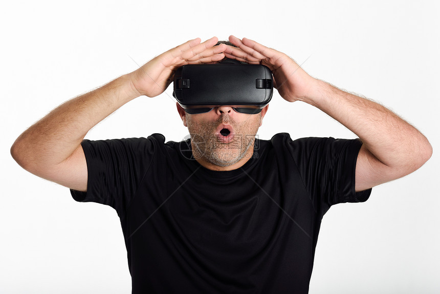男人戴着VR眼镜,用手手势美丽惊讶的家伙戴着虚拟现实护目镜看电影玩电子游戏,孤立白色背景上图片