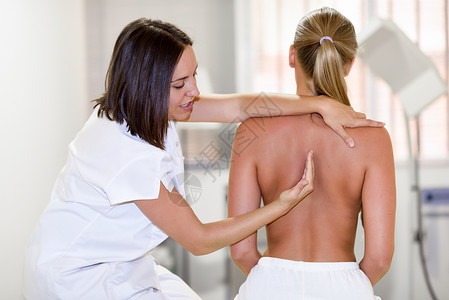 女理疗师检查她的病人理疗中心肩部的医疗检查高清图片