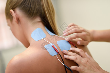 电刺激物理治疗中的应用理疗中心肩部的医疗检查图片