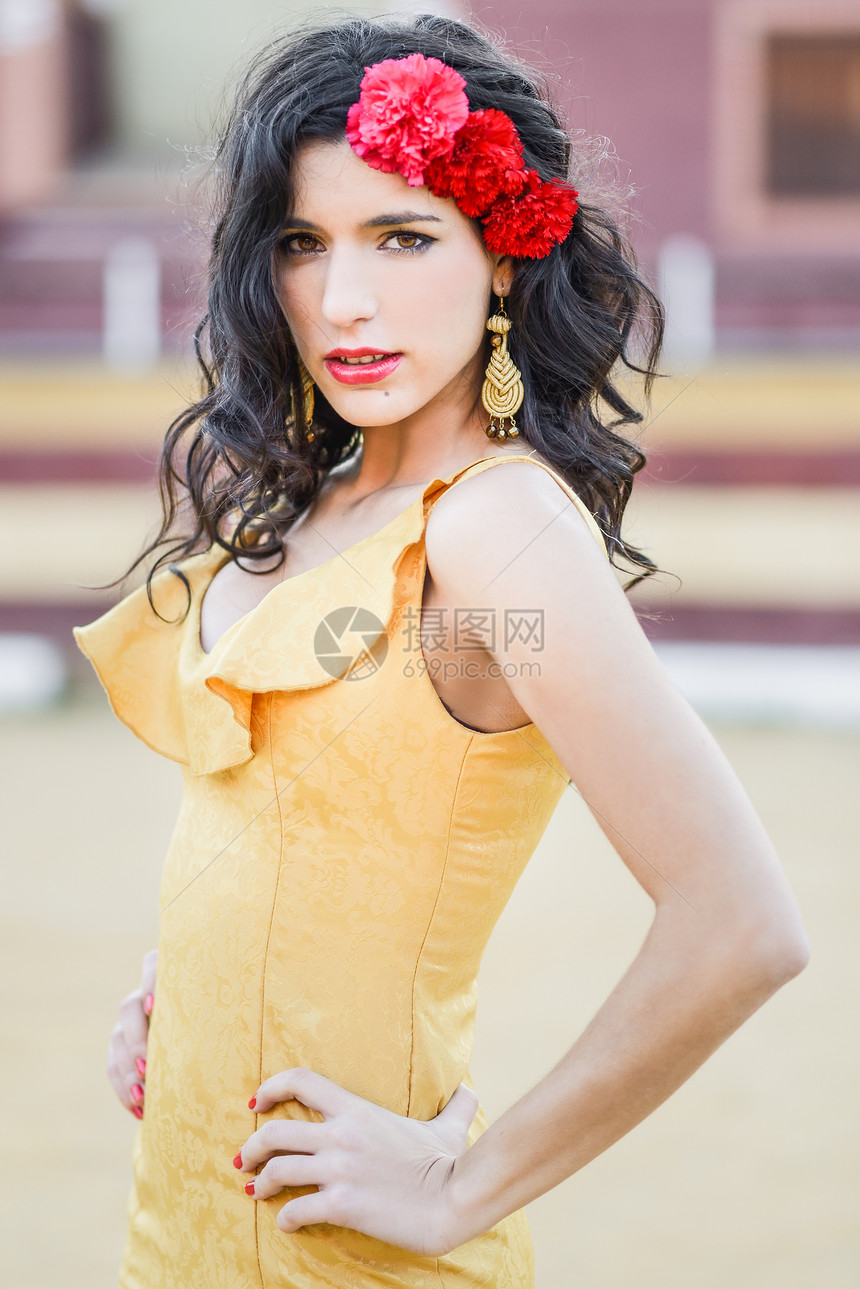 个漂亮女人的肖像,时尚的模特,穿着件斗牛场的连衣裙西牙风格图片