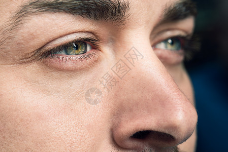 特写镜头的人的眼睛蓝眼睛的男人图片