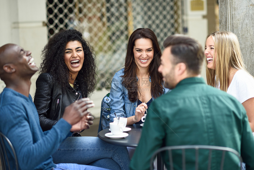 五个朋友成的多种族小喝咖啡三个女人两个男人咖啡馆,聊天,笑,享受他们的时间生活方式友谊与真人模特图片