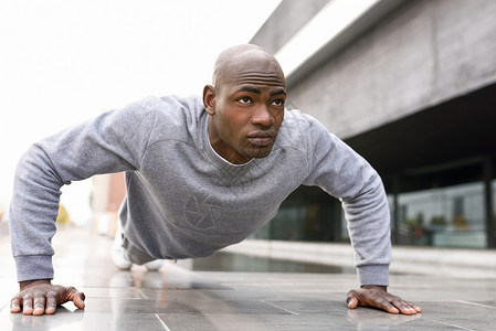 健身黑人运动俯卧撑男模特交叉训练城市背景的非洲人,20多岁,街上户外锻炼图片
