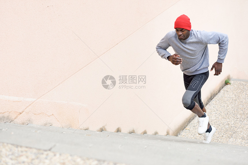 黑人楼上户外跑步轻的男锻炼与城市替罪羊的背景图片