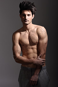 半裸感身体的肌肉运动男子的肖像摄影棚拍摄图片