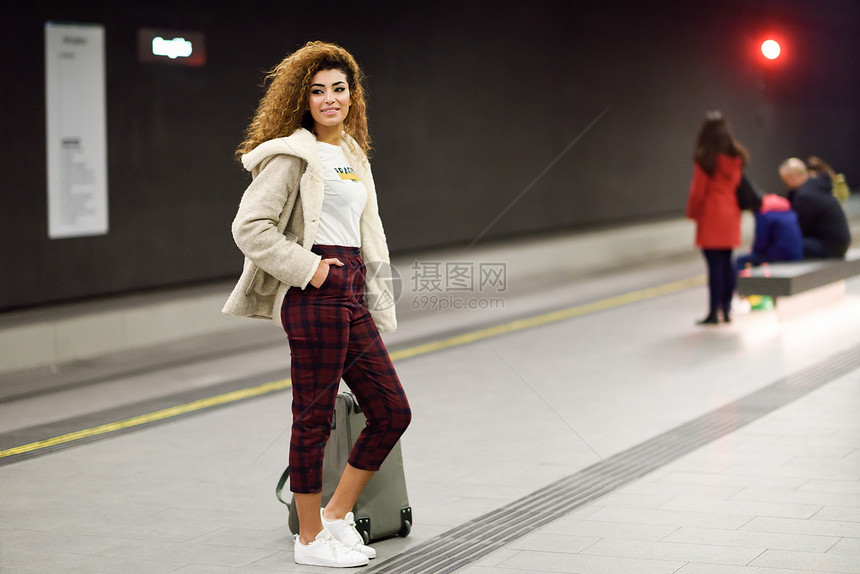 美丽的轻阿拉伯女游客地铁站等她的火车穿着休闲衣服的阿拉伯女孩图片