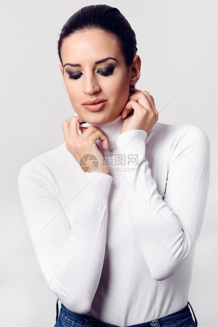 轻的黑发女人穿着白色圆领毛衣演播室拍摄轻的黑发女人穿着白色的圆领毛衣吸引力的女孩,时尚模特工作室白色背景上图片