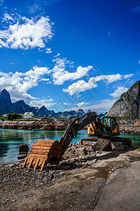 洛芬岛挖掘机,推土机修理工作道路上,挪威图片