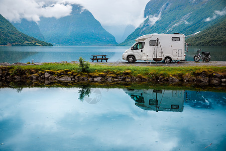 家庭房车假日旅行挪威风景图片