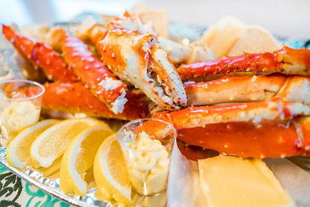 红王蟹腿与新鲜柠檬片美味的海鲜豪华的餐厅菜单图片