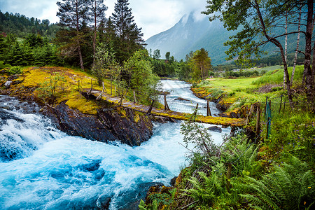 山河上的悬索桥美丽的自然挪威自然景观背景图片