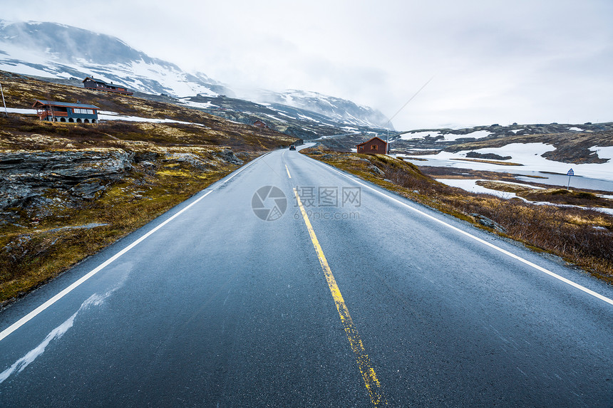 挪威的山路挪威的山路,围绕着雾雪图片