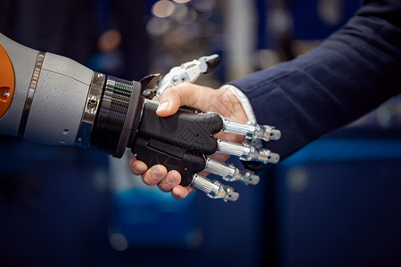 花臂男素材商人的手Android机器人握手商人的手Android机器人握手人类与人工智能互动的设计图片
