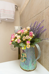 浴室里浮子的花瓶图片