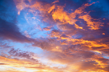 日落的天空五颜六色的云图片