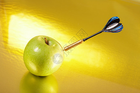 金苹果里飞镖的精确命中金苹果里飞镖的精确命中图片