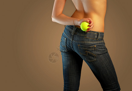 穿着牛仔裤的女孩着网球的身体的底部牛仔裤的想象力网球图片