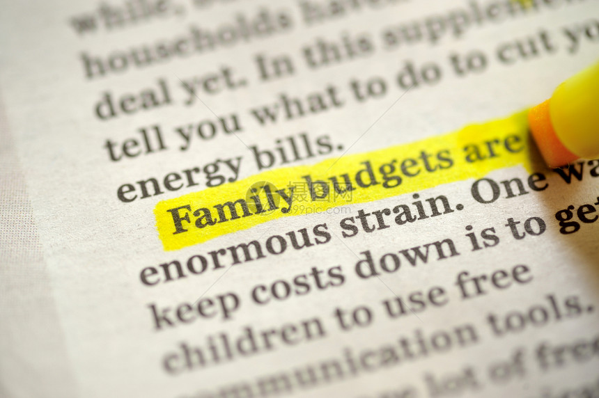 家庭预算用荧光笔标记报纸上图片