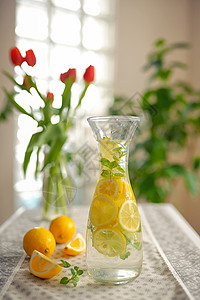 桌子上新鲜的柠檬柠檬水图片