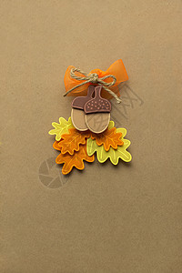 创意感恩节照片的橡子与树叶制成的纸张棕色背景背景图片