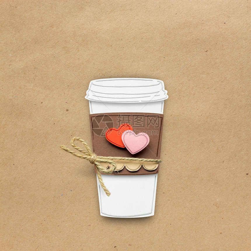 杯咖啡的创意照片,用棕色背景的纸制成热饮图片