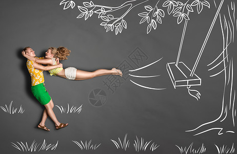 快乐情人节爱情故事的浪漫夫妇粉笔画背景男人抓住他的女朋友树上跳来图片